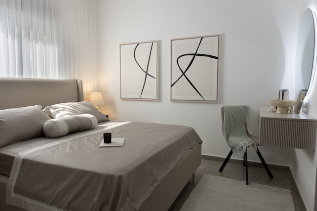 落ち着いた寝室の写真